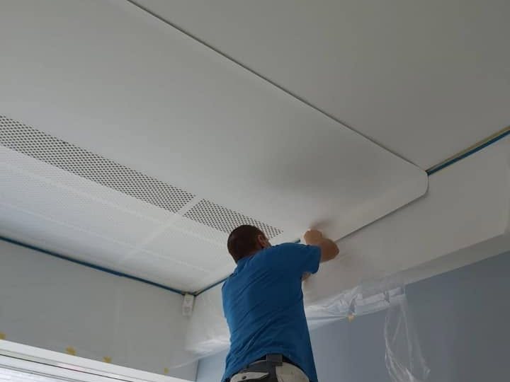 Verarbeitung einer Cleaneo Systexx Akustiktapete an einer Deckenfl&auml;che