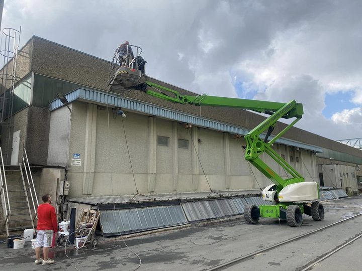 Anstrich einer Waschbeton-Fassade in RAL 5003 von der Gelenkteleskopb&uuml;hne aus