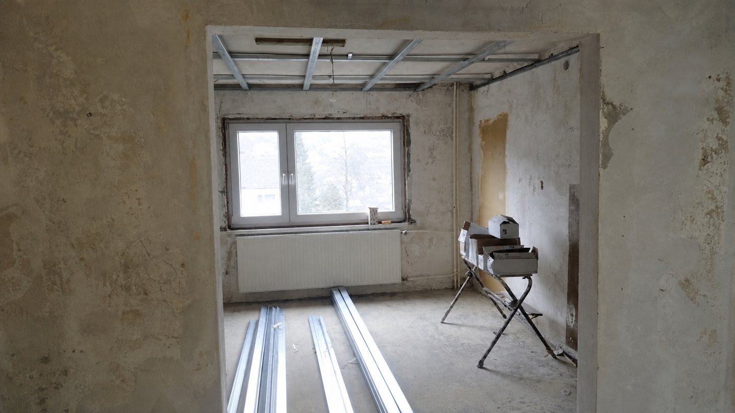 Derselbe Raum vor der Renovierung, freigelegte W&auml;nde und offene Deckenkonstruktion